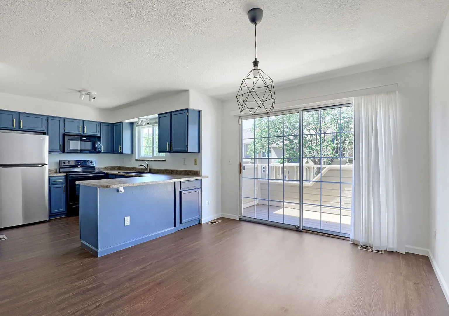 Bright and Spacious Townhome Near High Line Canal with 2 Primary Suites and an Oversized 2-Car Ga... — Photo 3