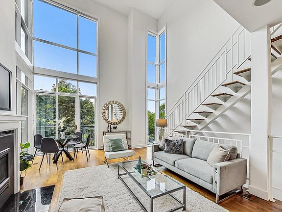 3rd image of 2035 N Leavitt St #2