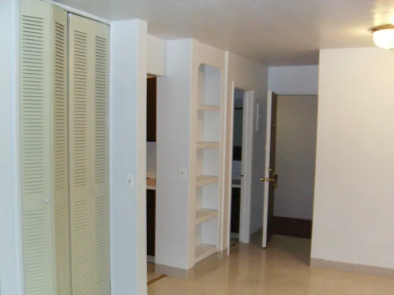 Executive House Apartments — Photo 7