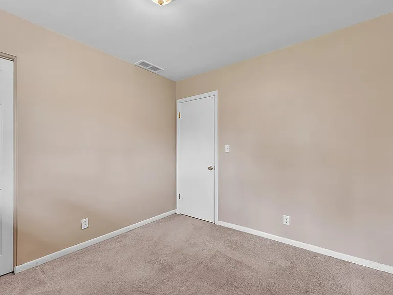 1114 N Maple Rd — Photo 14