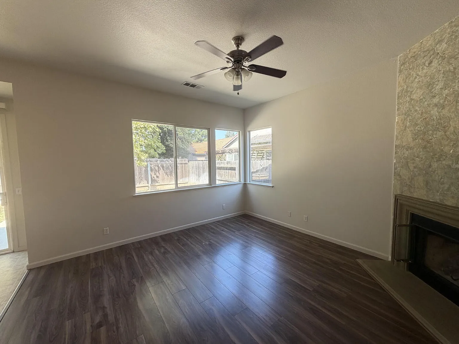 4 bed, 2.0 bath, 1897 sqft, $2,250 — Photo 2