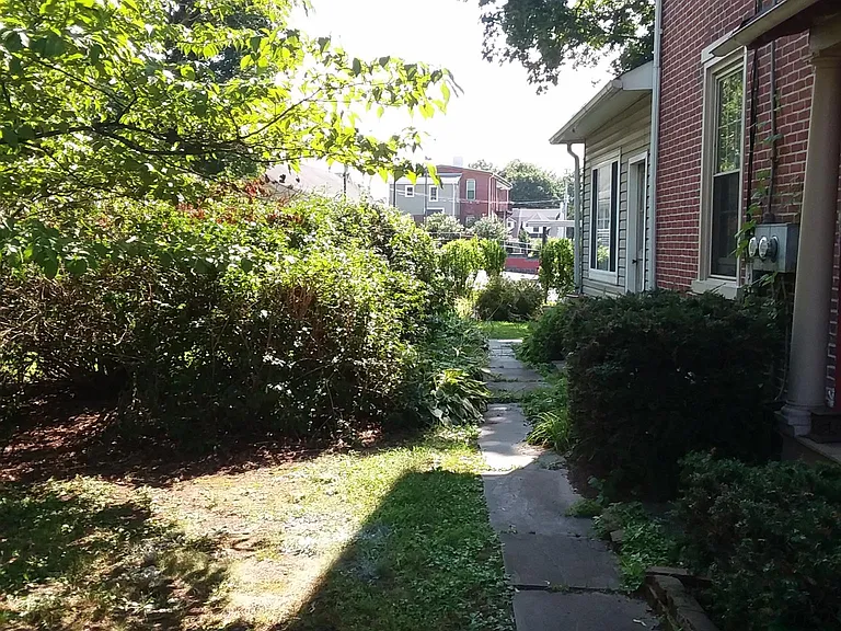 814 W Market St #2 — Photo 4