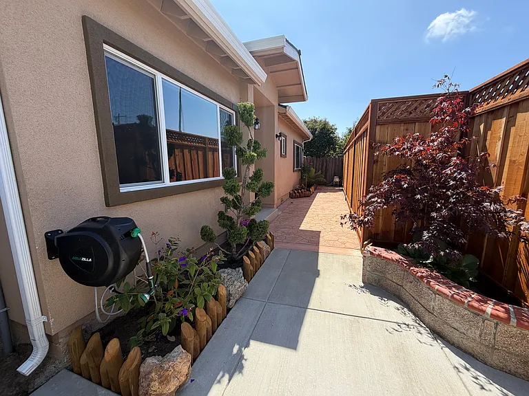 Leone St — Photo 3