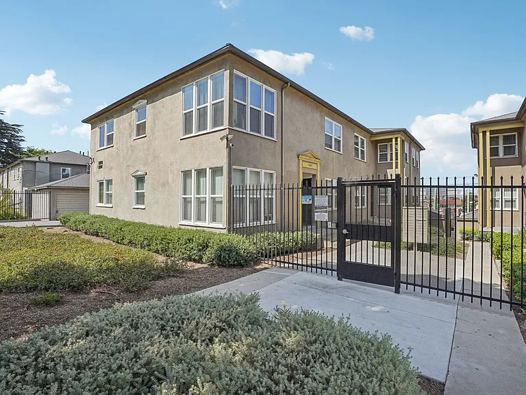 Crenshaw Terrace — Photo 17