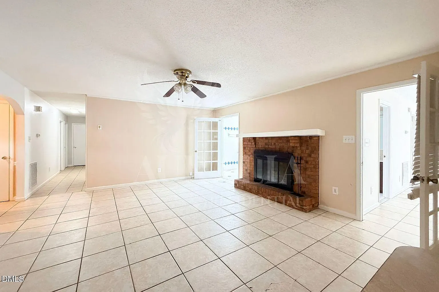 4 bed, 2326 sqft, $2,400 — Photo 4