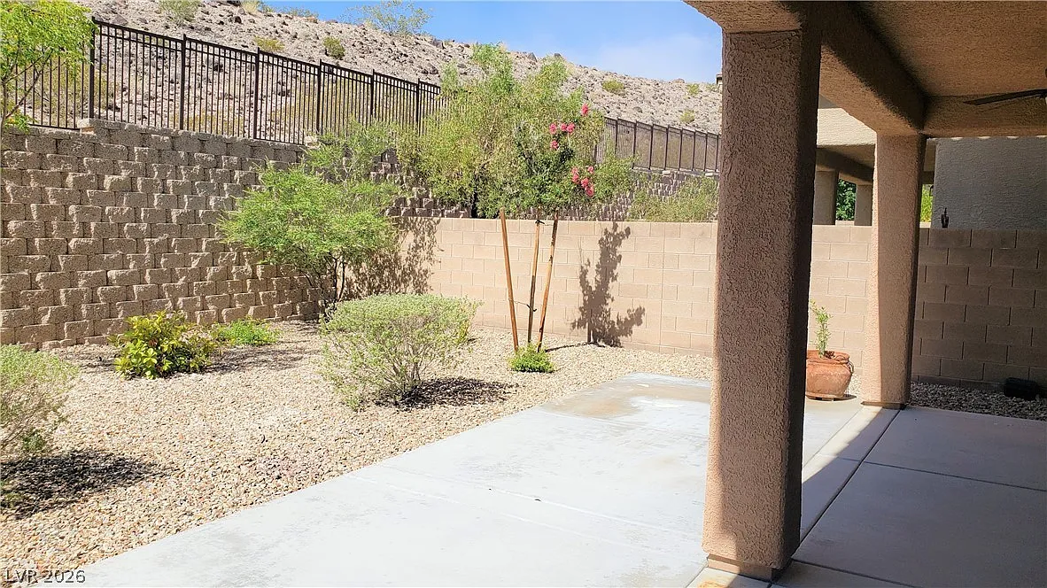 4 bed, 2.5 bath, 2066 sqft, $2,395 — Photo 3