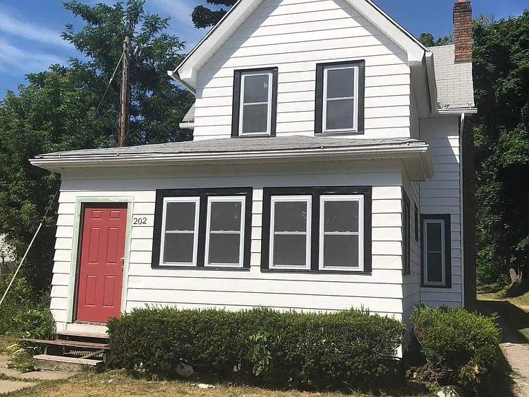 202 Cottage St #UPSTAIRS — Photo 1