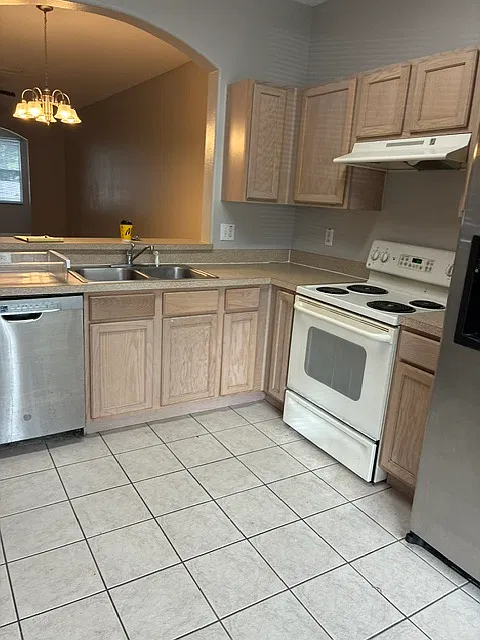 3 bed, 2.5 bath, 1696 sqft, $1,750 — Photo 4
