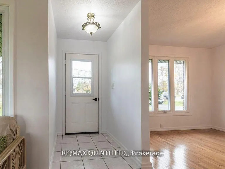 239 Dundas St W #UPPER — Photo 4