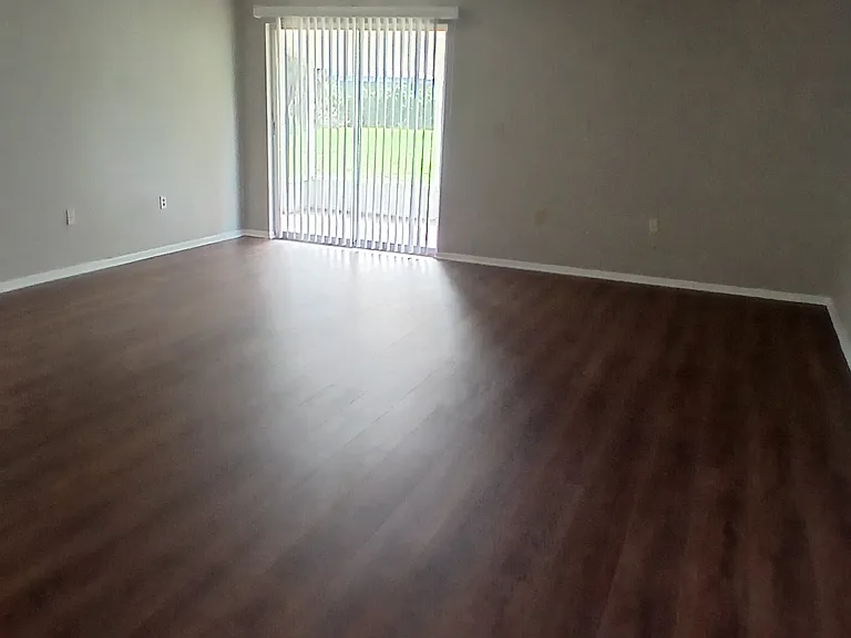 1374 Giles Ave — Photo 5