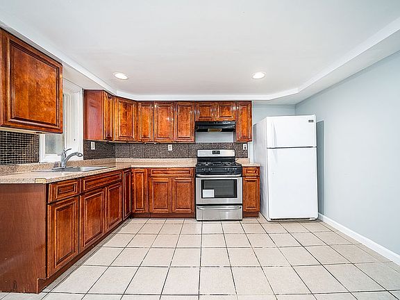3rd image of 34-38 Van Ness Pl