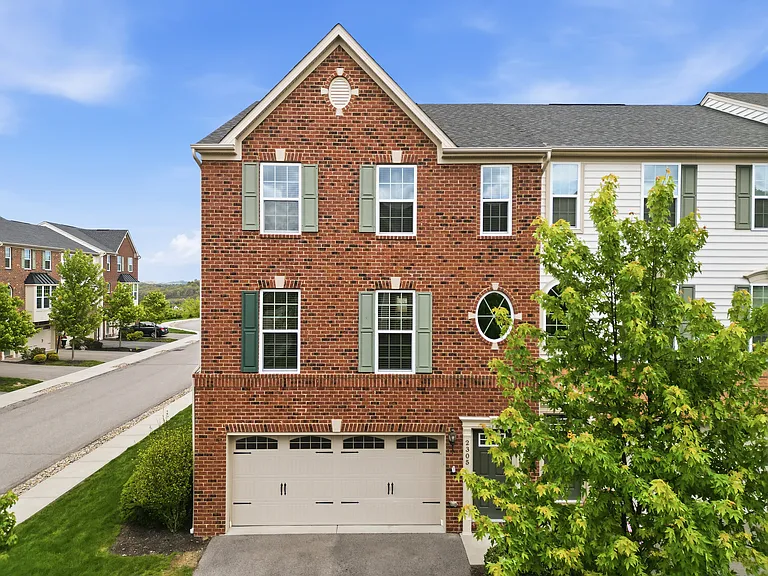 2305 Pointe View Dr — Photo 2