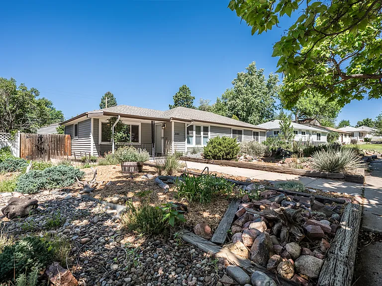 2140 Robin Dr — Photo 3