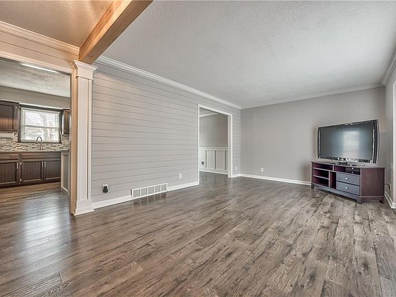 5th image of 1409 E Oxford Pl