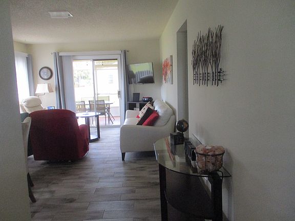3rd image of 471 Insull Ct