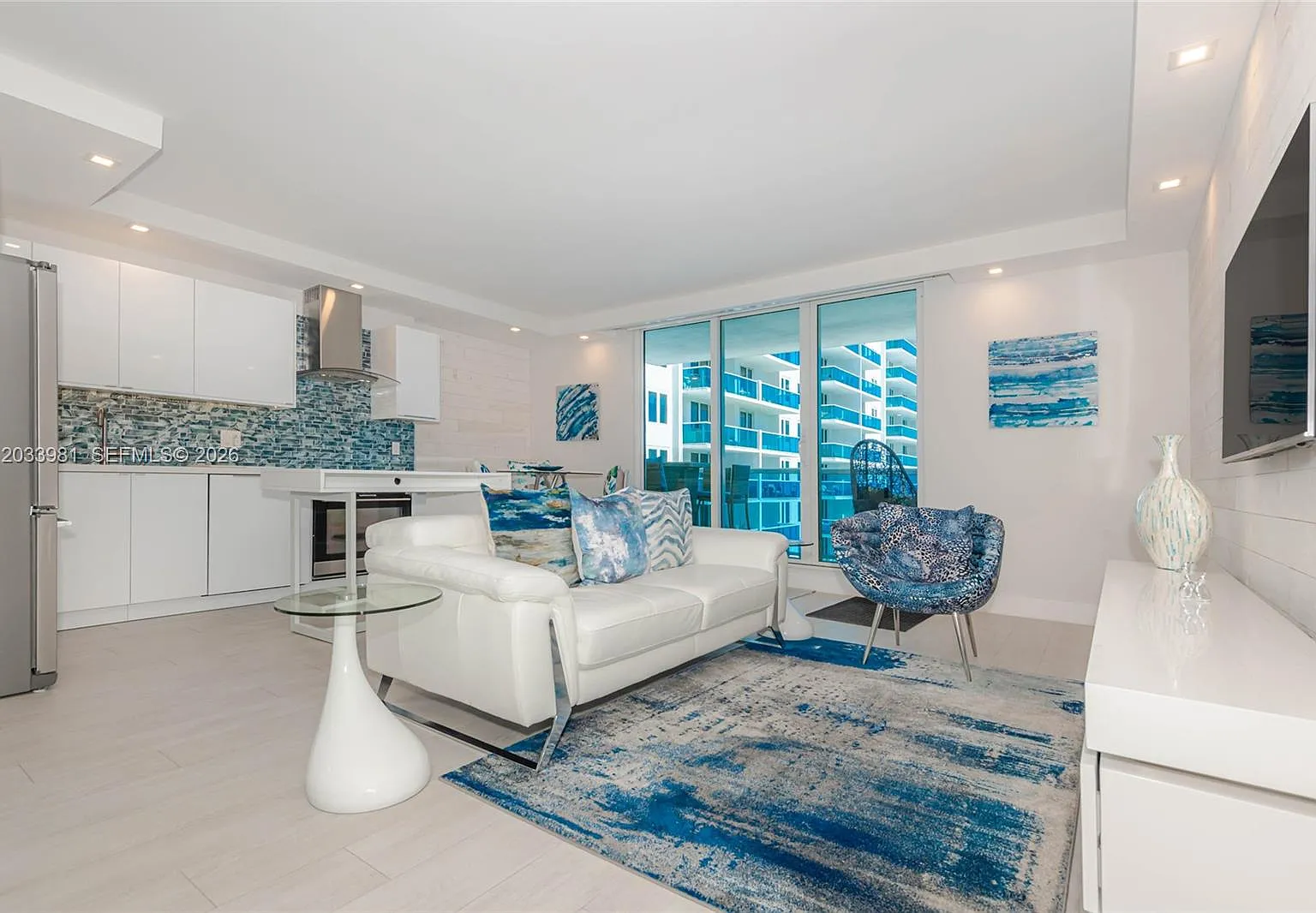Roney Palace Condo — Photo 4