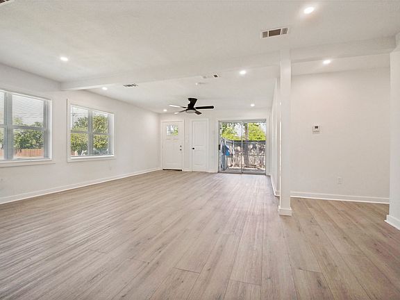 3rd image of 2122 Marilyn Ln