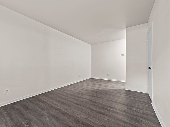 2 Bed, 1 Bath Townhome - Renovated