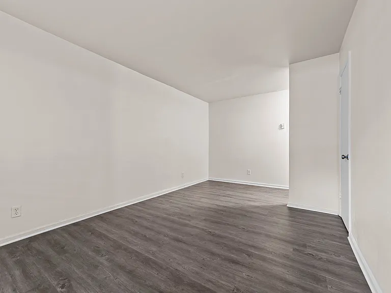2 Bed, 1 Bath Townhome - Renovated