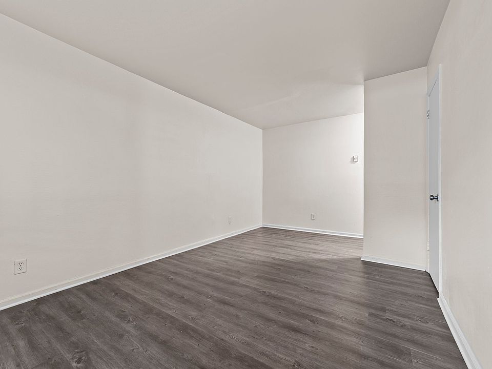 2 Bed, 1 Bath Townhome - Renovated