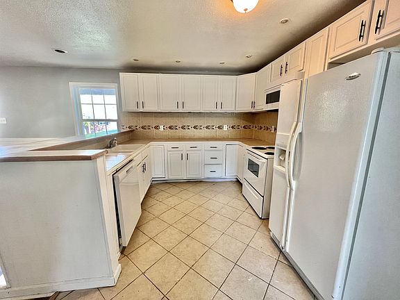 3rd image of 213 Circle Dr