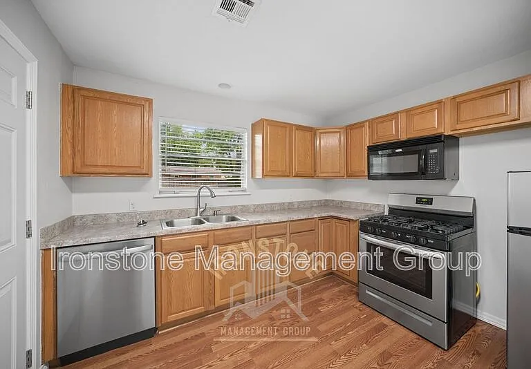908 W El Paso Pl — Photo 5
