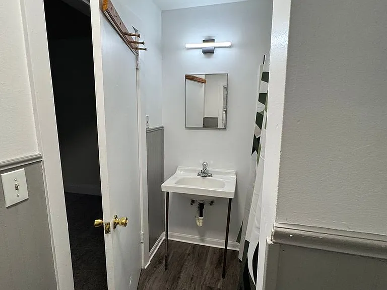 942 Woodlawn Ave — Photo 10