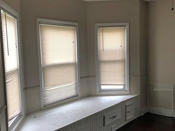 5th image of 152 Oak St