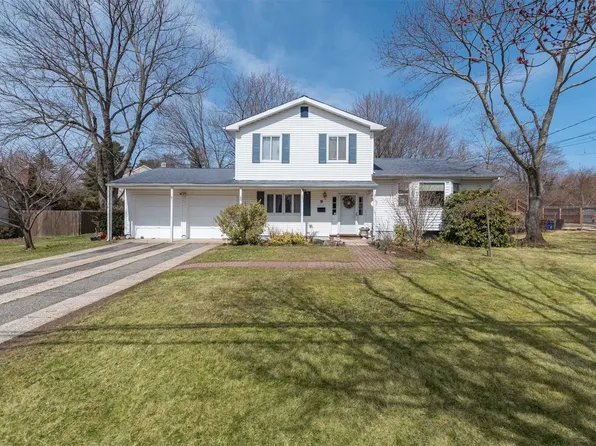 9 Gloucester Dr, Wheatley Heights, NY 11798