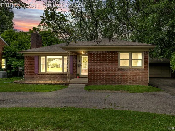 1179 Hampton Rd, Grosse Pointe Woods, MI 48236
