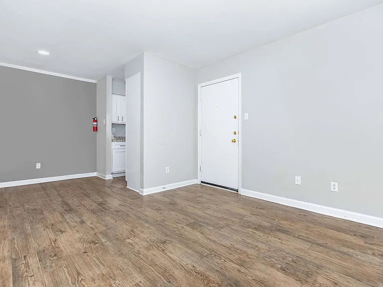 Royal Wildewood Manor Apartments — Photo 19