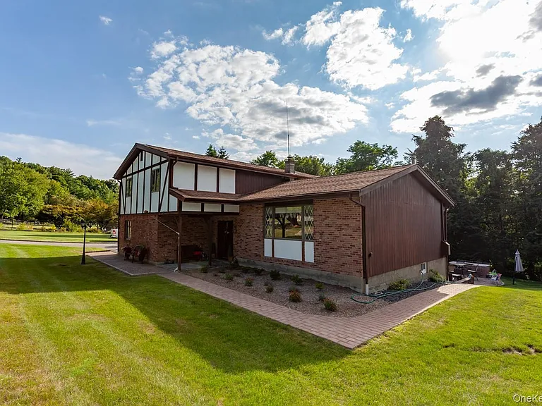 15 Cindy Ln — Photo 2