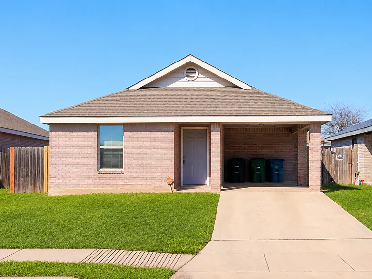 9226 Emerald Port Dr — Photo 1