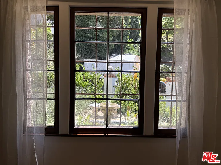 3475 N Knoll Dr — Photo 13
