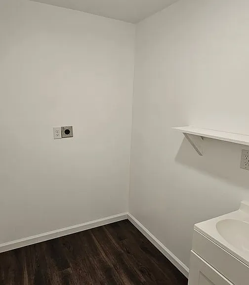 10716 Bennington Ave — Photo 3