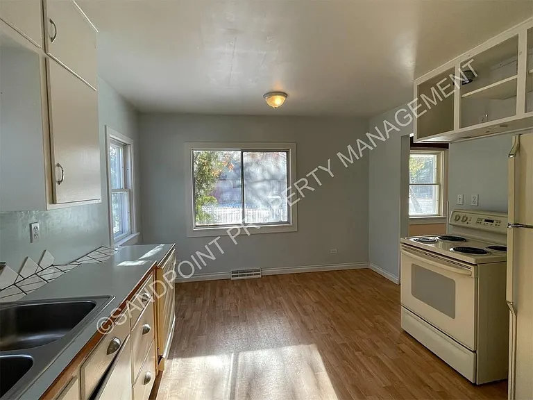 920 Larch St — Photo 11