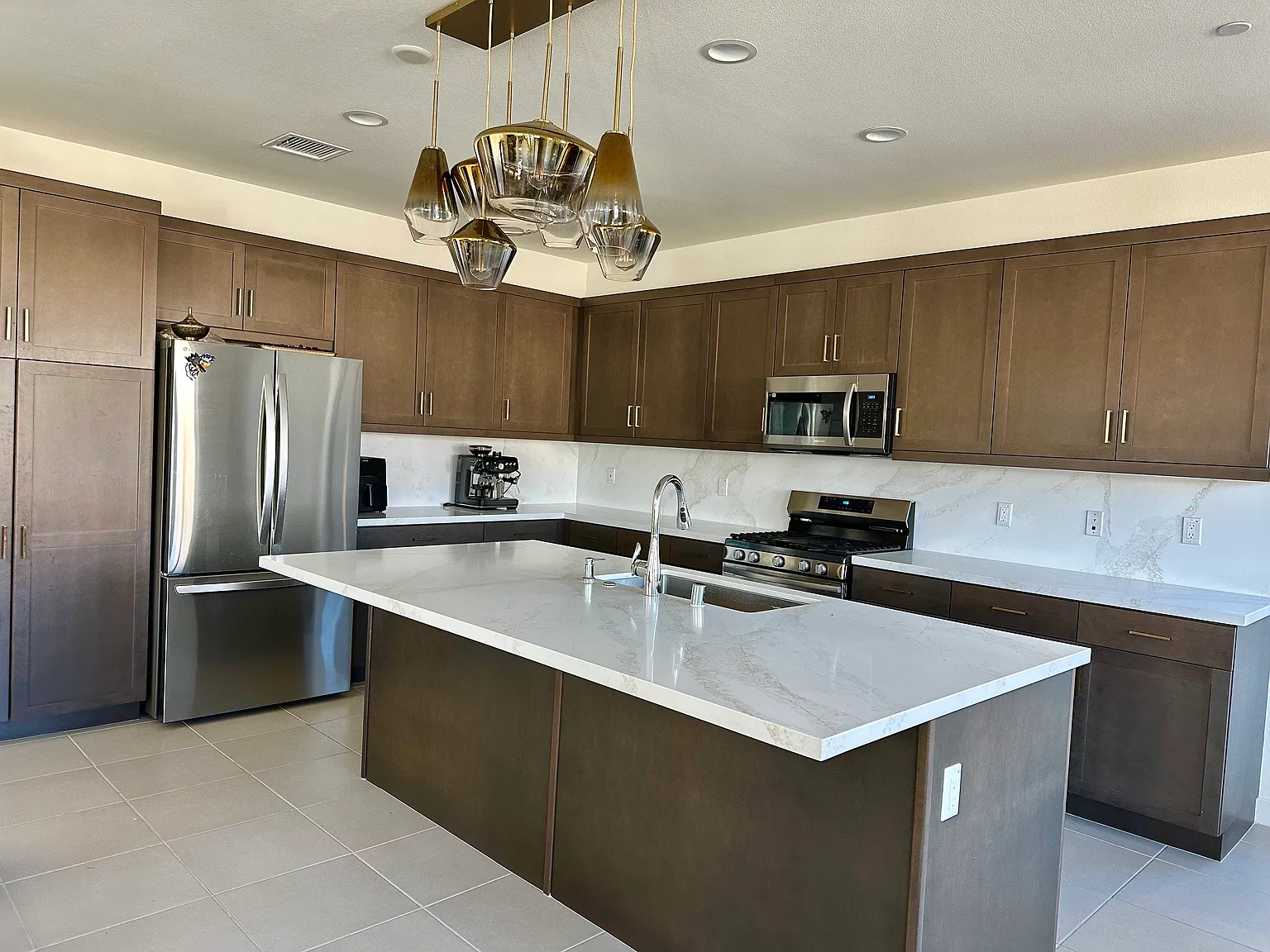 5 bed, 3000 sqft, $4,200 — Photo 2