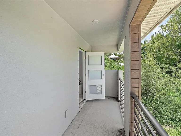 2587 Temple St — Photo 22