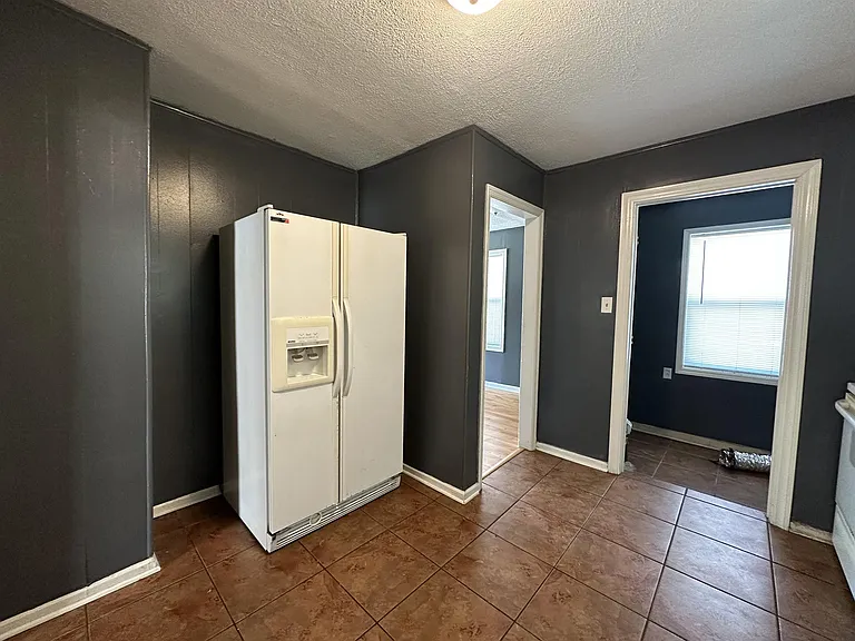 1332 N Erie St — Photo 26