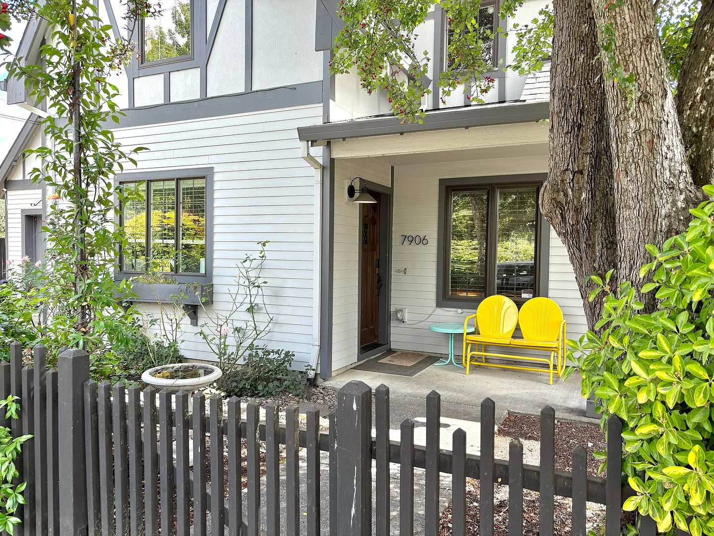 Charming Portsmouth Neighborhood 2 Story Home with Fully Fenced Yard — Photo 2