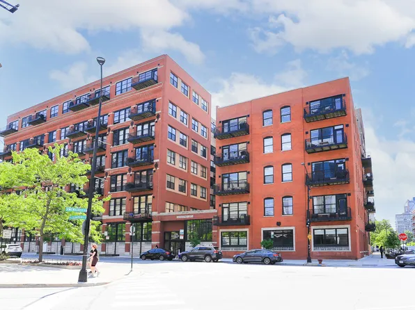 226 N Clinton St APT 304, Chicago, IL 60661