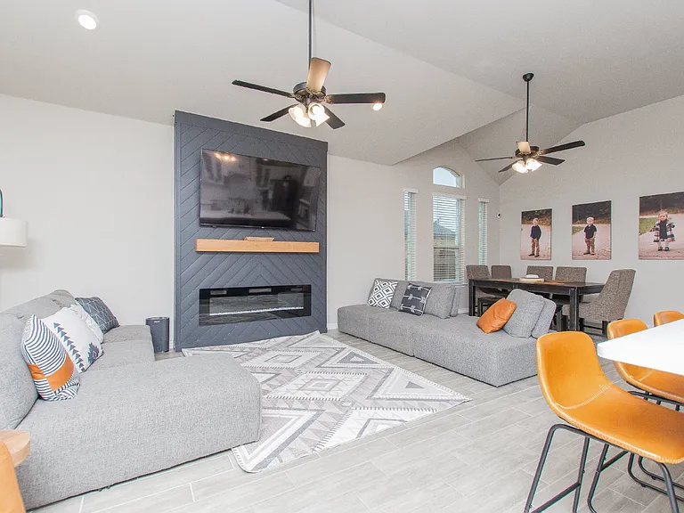 1756 Meadow Crest Dr — Photo 3