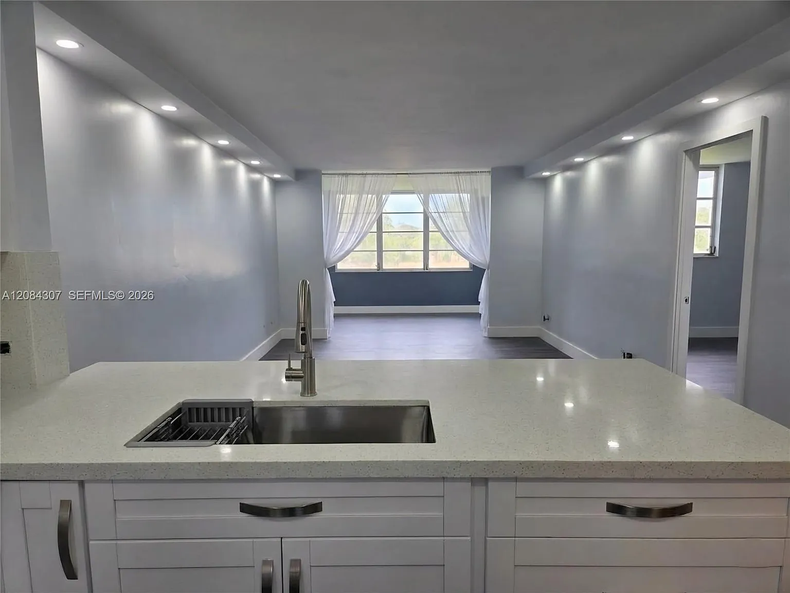 Royal Oaks Condo — Photo 2