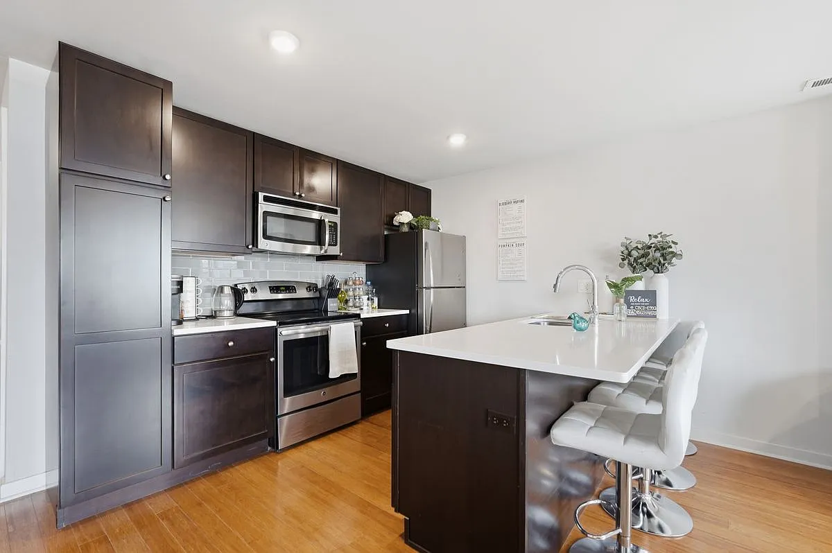 2 bed, 1.0 bath, 989 sqft, $2,000 — Photo 3