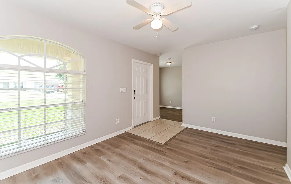 3 bed, 2.0 bath, 1048 sqft, $1,705 — Photo 4