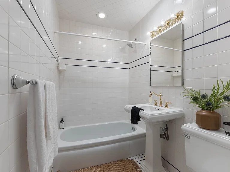 17453 Burbank Blvd — Photo 25
