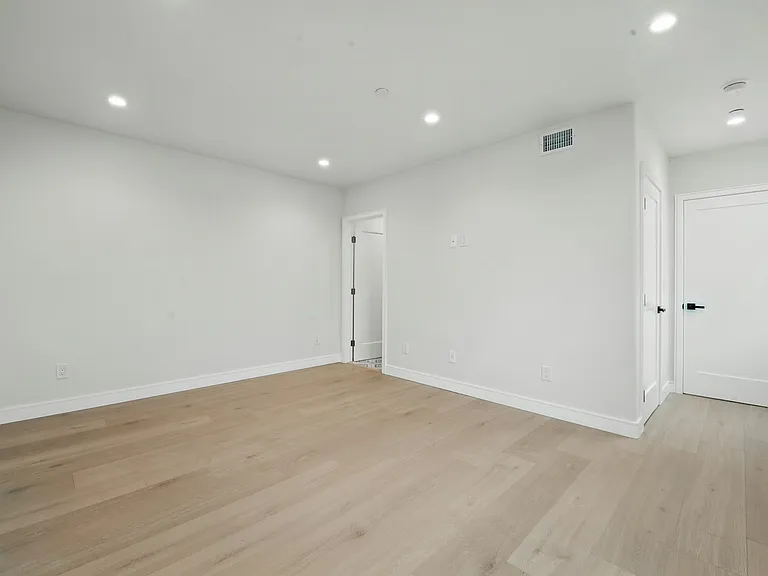 8234 Blackburn Ave #1/2 — Photo 15