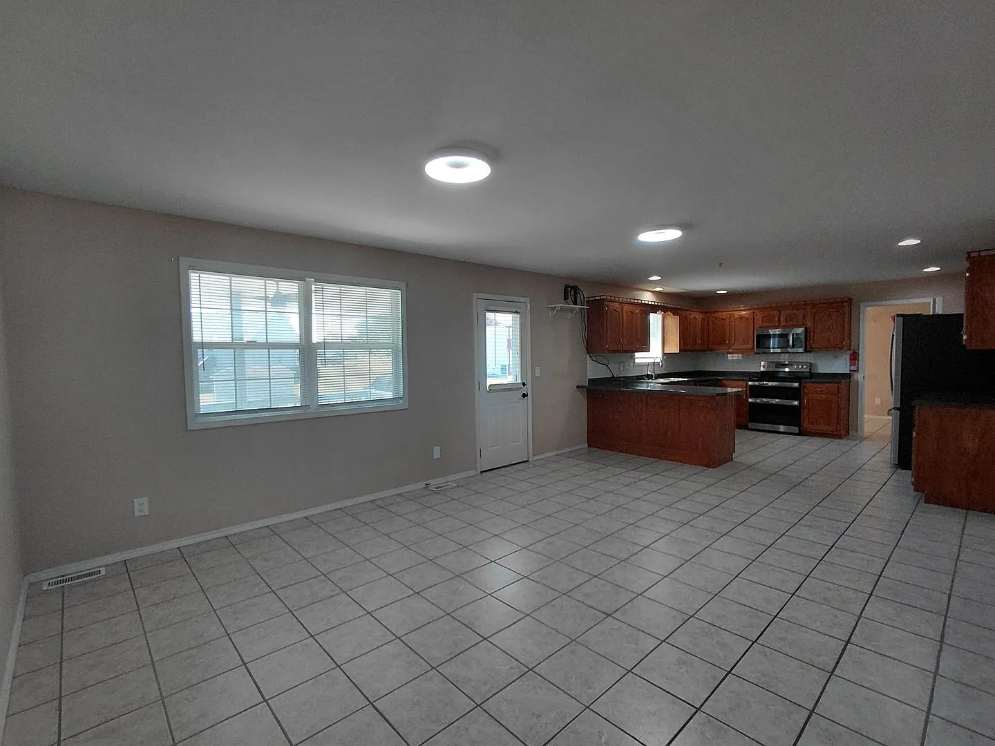 Large home near FLW — Photo 4