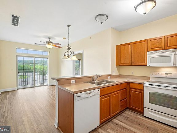 3rd image of 1000 Fountainview Cir #1411