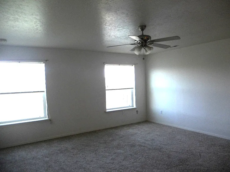 126 NE Lotus Ct — Photo 8